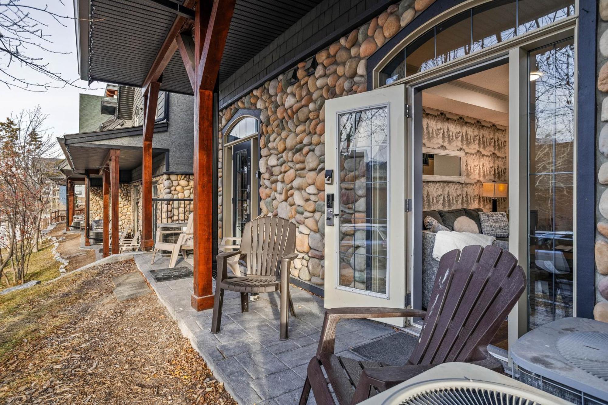 캔모어 Mystic Pool & Hot Tub Hosted By Little Sister Getaways 아파트 외부 사진